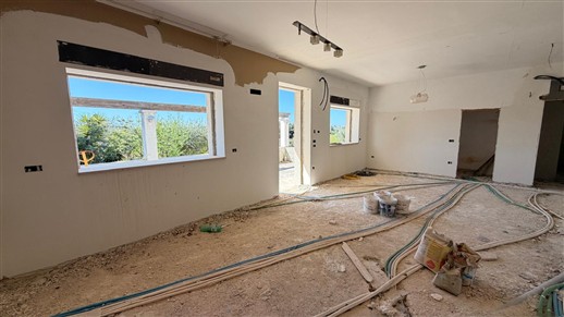 Villa In Fase Di Ristrutturazione, 4 Vani, Trullo e Garage. Poco Distante.